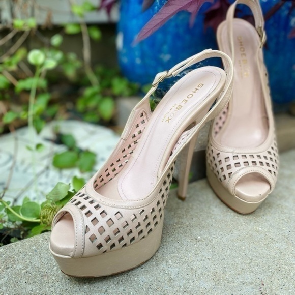 Shoebox Champagne Peep Toe Heels - Picture 9 of 9